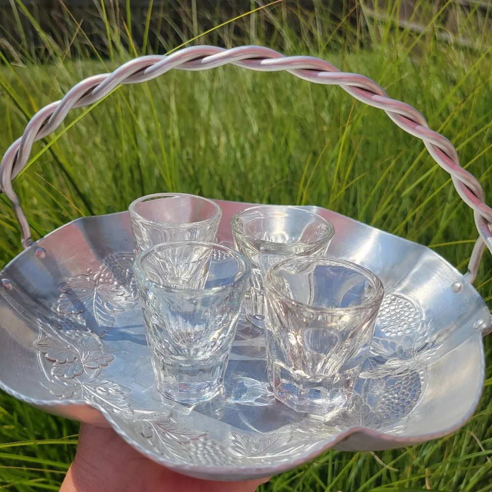 Everlast Forged Aluminum Basket with Handle ~ Grapes ~ Versatile Serveware